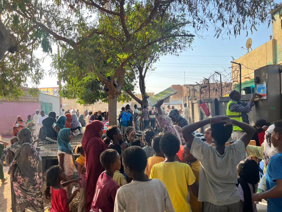 This is not a market.
This is a lifeline — our community kitchen in Sudan.

Hundreds wait under the sun for a single meal.
We are running out of food.

💔 Hunger is growing. Hope is fading.
🌍 You can help — even $5 feeds a child.

🙏 Donate &amp; share:
🔗 gogetfunding.com/commuinty-kitc…