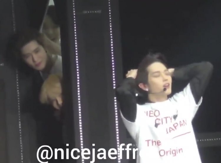 재현이만 태용이 훔쳐보고 있는 줄 알았는데 
도재정이 다 그러고 있었네