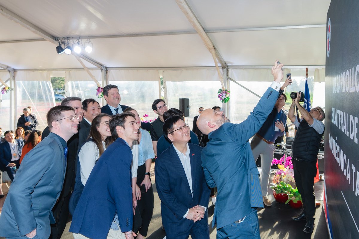 chia_lung's tweet image. Visited #UPTP with @gvillate. As #Paraguay’s first English-taught 4-year tech university, UPTP sits next to the #MITC tech park—showcasing #Taiwan’s ability to integrate education and industry and support our partners through real, lasting cooperation.