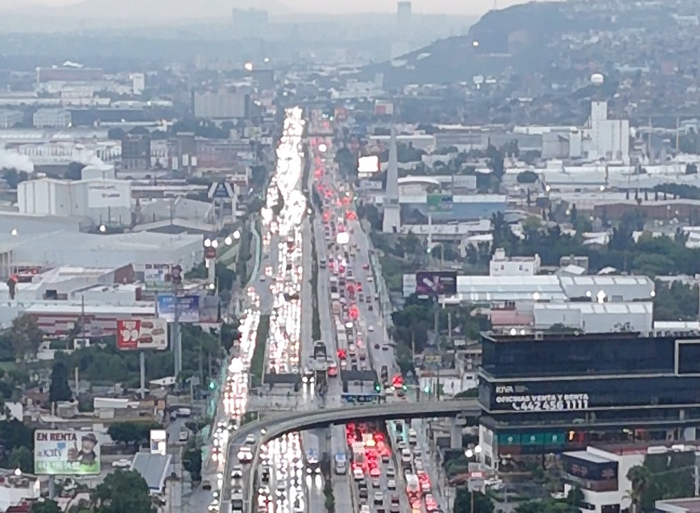 AvseFernando's tweet photo. ¡GOBERNADOR MAURICIO KURI!
¡Urge que se llame a #comparecer al Secretario de obras y demás secretarios competentes, #Querétaro es un DESASTRE provocado en mucho por los malos gobiernos y las ocurrencias que ustedes representan!
#YaSeVan https://t.co/jbyO1cJlDN