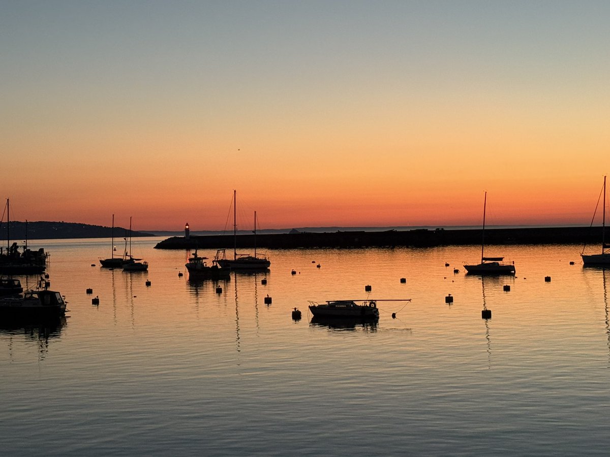 ostizeuropean's tweet image. Another early morning walk. Saturday morning, Brixham harbour.