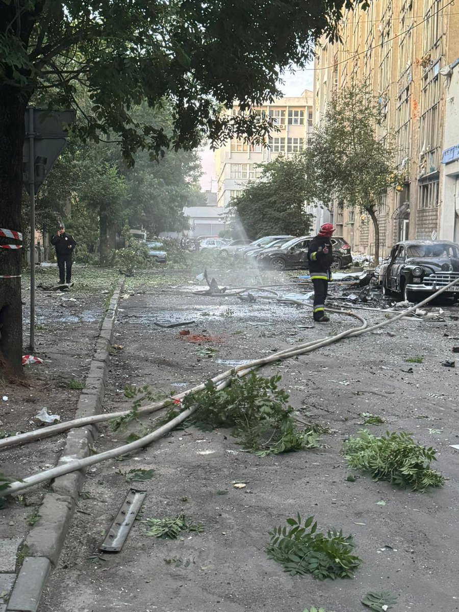 XNews24_7's tweet photo. 🚨 Lviv, Ukraine: Morning dawns on a city scarred by Russia's ruthless attack. Homes shattered, lives upended, yet resilience shines through the rubble. Stand with Ukraine 🇺🇦 #LvivUnderAttack https://t.co/Sy9FItdP9u