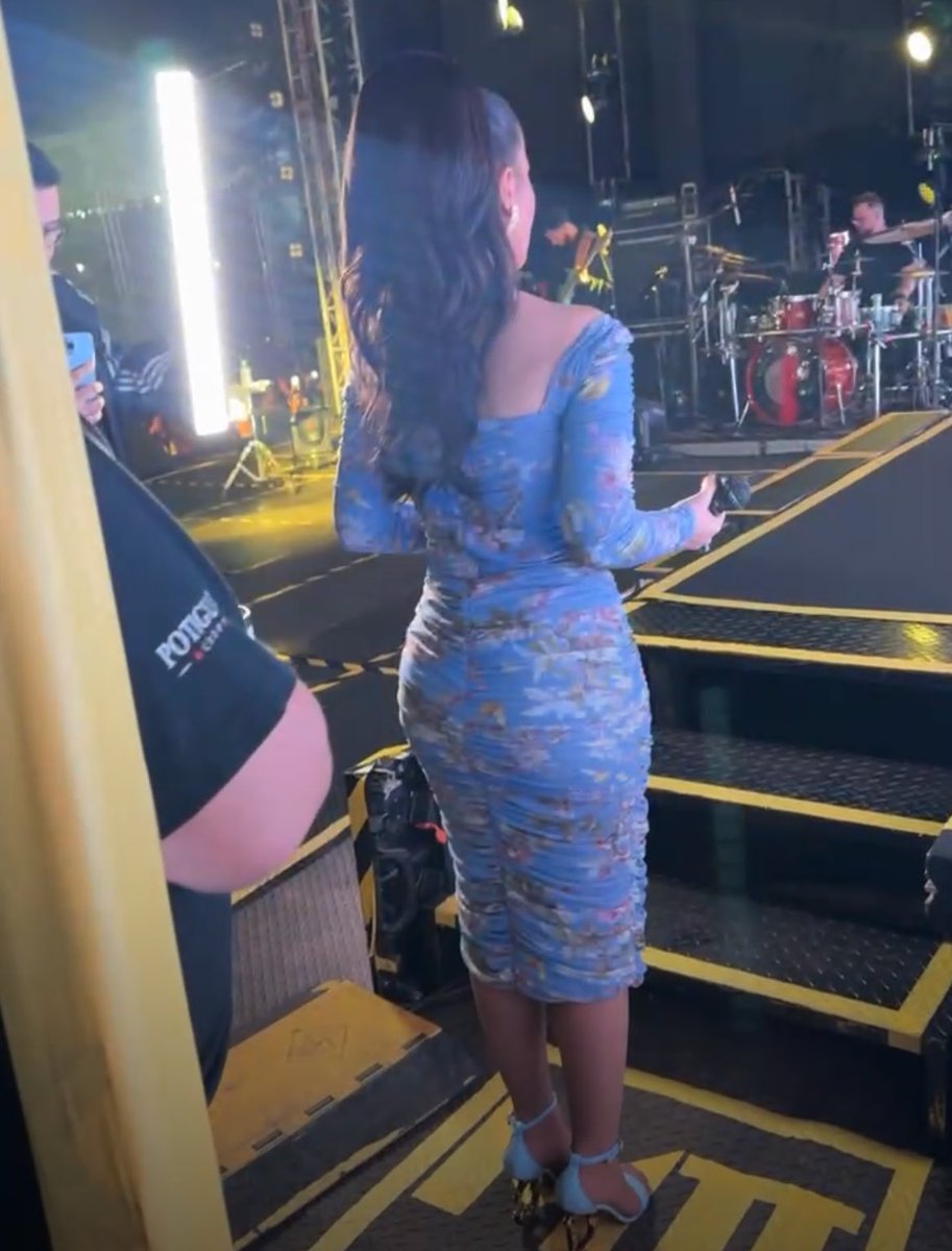 maraisavoice's tweet photo. ela de azul e cabelo preso, coisa mais linda! 🩵 https://t.co/vTC4QpYMwS