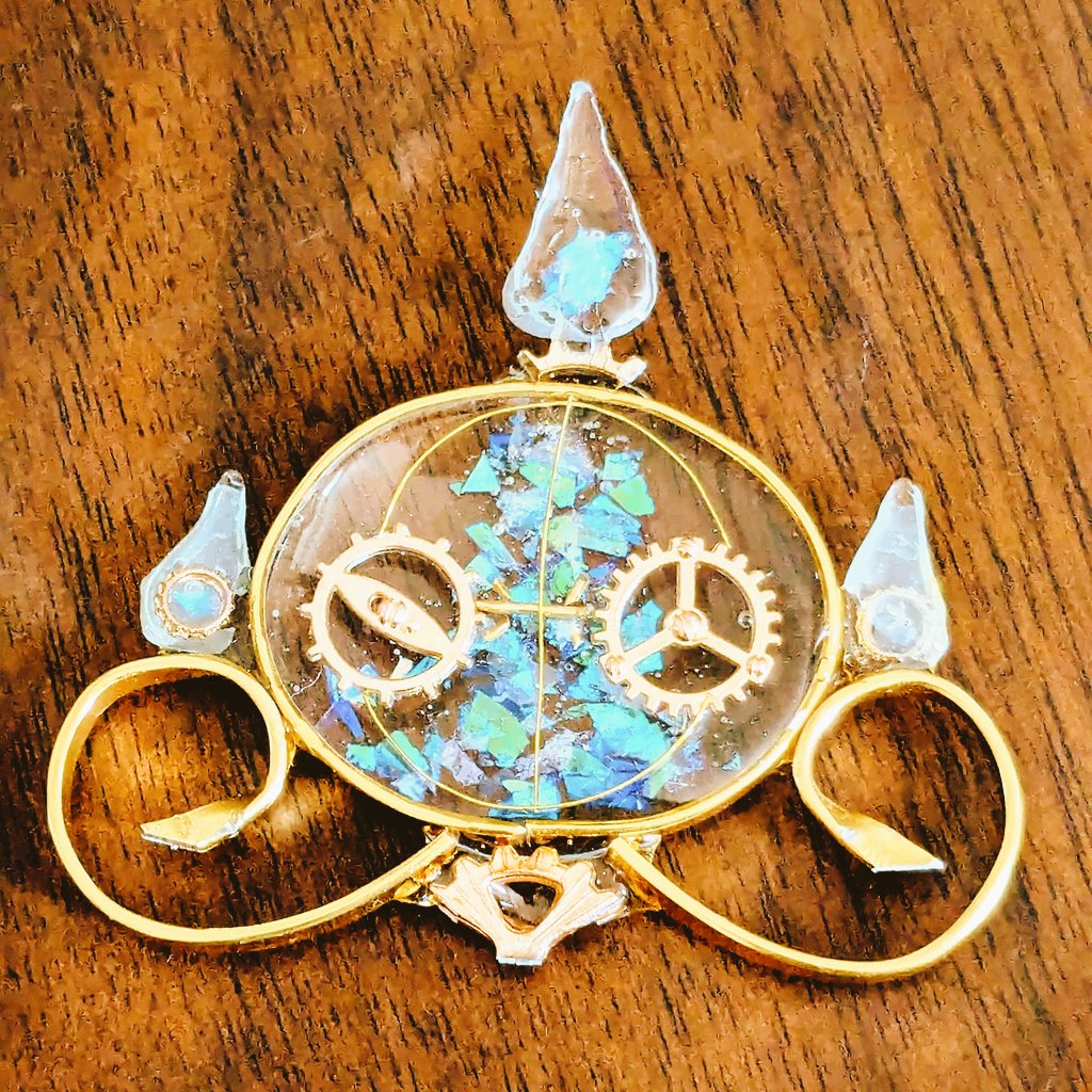 AMASORA0's tweet image. 指先の運動で⚙おシャン作った✨
細かい金属の接続部分はグリッターを塗れば滑らかになるけどこのまま無骨缶があるのも好きだな☺️✨
