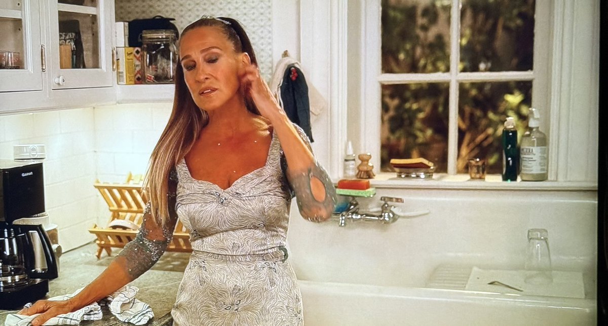 Stacey_monamour's tweet image. Is that Carrie‘s kitchen in that beautiful large brown stone? Is it really that small? I thought it was just a second Butler’s kitchen or something #Andjustlikethat