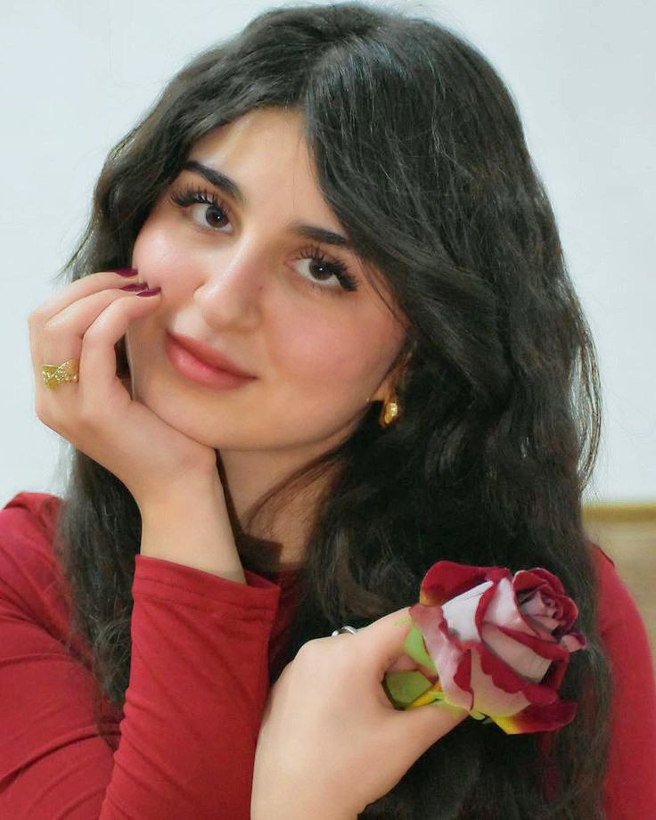 تُراكم الصبر فوق الصبر وتبتسم كأنها لا تعرف الانكسار❤️🌸

#صباح_الخير_والسعاده