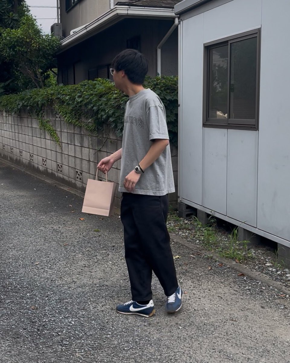 tTFeV7Kb3b81768's tweet image. お気に入りの青い靴です。ナイキのオセアニアというそうです。かなり古い靴なのですがまだ履けちゃいます。
わずか明るい系統の青にも見えるので、僕の中では外しっぽい色合いで使いますが、結局よく馴染むので使いやすいイメージです。
#nike