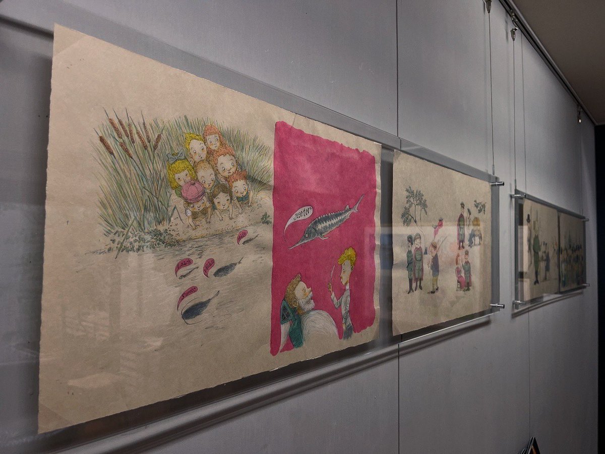Au Praxinoscope
本日もオープンしています🌿

『毒もみのすきな署長さん』
宮沢賢治　著
山村浩二　絵

宮沢賢治の童話の中でも特に大人向けな洗練された毒の効いた一作。読後に残るのは爽快感かトラウマか、人によって薬にも毒にもなりそうな絵本です。

原画展示&amp;絵師サイン入り絵本販売中です📚