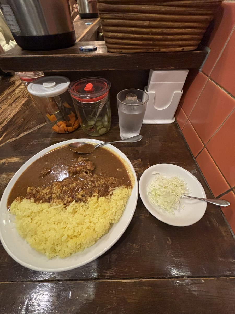 神戸の三宮センター街にあるセンタープラザ地下1階にある神戸三宮 カレー屋SAVOYさんに行ってきました😃

カレー研究家の人が日本一の美味さと絶賛したのがここのカレーです‼️

本当に美味しいのでオススメです♪