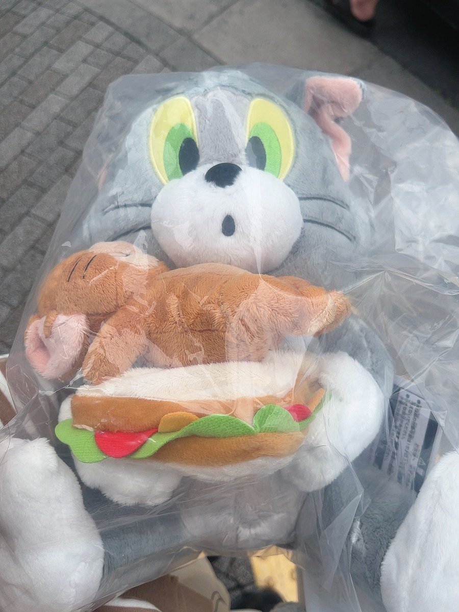 sbr116's tweet image. ローソン入ったらトムジェリくじやってたので3回引いたらBと CとH当たってデカぬいとミルクピッチャー抱えて帰ってる