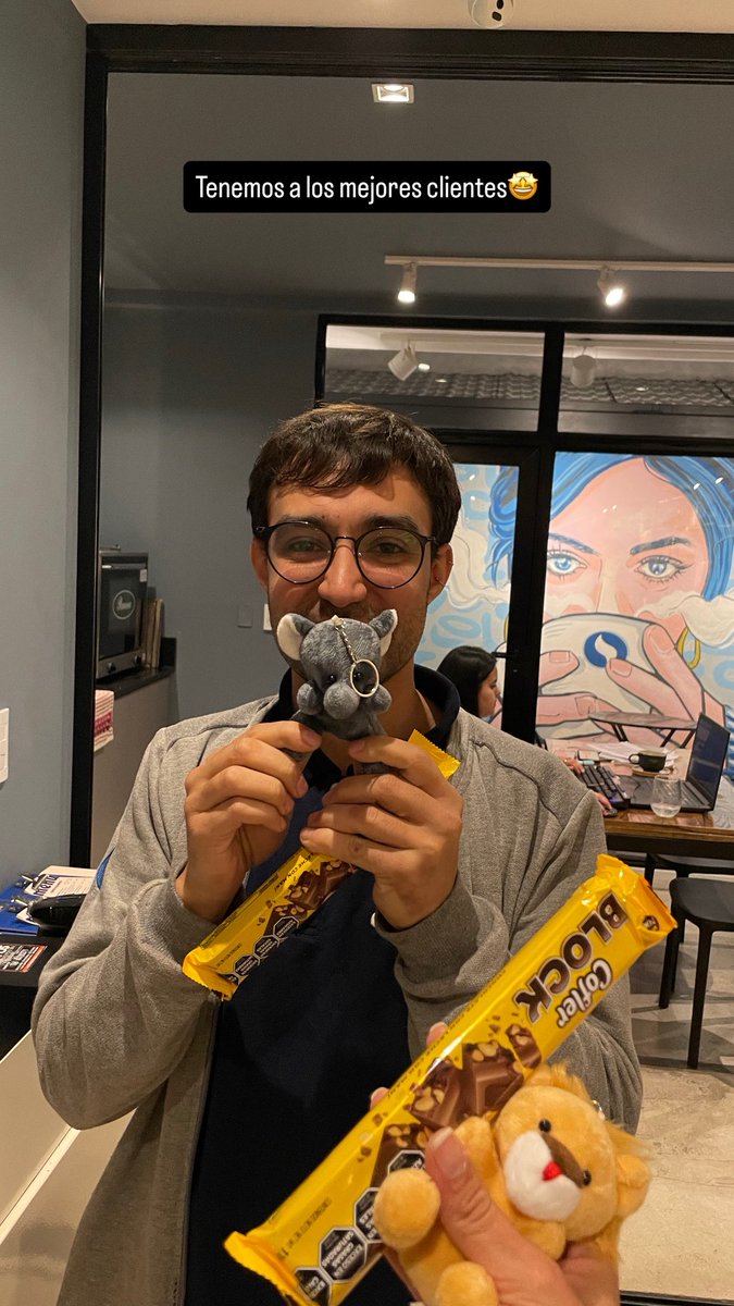 roagustinaj's tweet photo. Hoy un cliente cayó con estos regalos, quería llorar de la ternura https://t.co/xlz1MxYatD