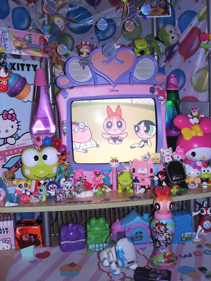 This was my first TV it's like $500 now I wish I had that and the lava lamp