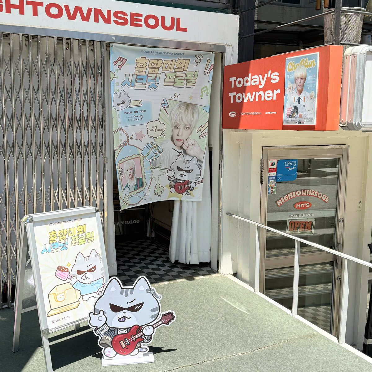 onewayticket712's tweet photo. 𝟐𝟎𝟐𝟓 𝐂𝐇𝐀 𝐇𝐔𝐍 𝐁𝐢𝐫𝐭𝐡𝐝𝐚𝐲 𝐂𝐚𝐟𝐞 𝐄𝐯𝐞𝐧𝐭
/ᐠ - ˕ -マ✧ ┓
훈먐미의 시크릿 프로필
┗ ฅ ( • ˕ •マ.ᐟ
ฅ 07.12 ~ 07.13
ฅ 하이타운서울
#훈먐미의_시크릿_프로필
#PROFILE_712
#차훈 #엔플라잉 https://t.co/7dl0KPrsRM