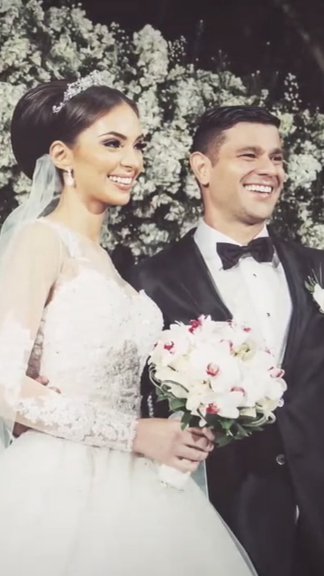 notwikiwi's tweet photo. Calificando los looks de la boda de Natalie y Yaco por sus 10 años. Cabe resaltar que yo no soy fashionista, fashion blogger, sastre, costurero, no levantó bastas, no hago zurcidos invisibles, no soy el que mejor se viste pero tengo boca y quiero rajar, así que se aguantan. https://t.co/lF5919zbXG