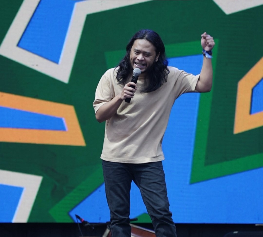 Di sesi siang, banyak yg menarik juga, tapi Minton cuma jatuh cinta sama materinya Ridho Maza soal berdamai dengan duka. Terus ada Kamal Ocon yg ngulitin kebiasaan para komik nge-blank, META BANGET! 😆