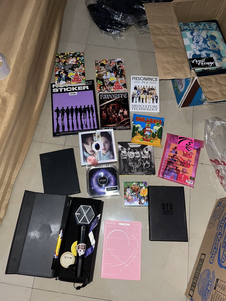 Halo aku mau pindahan ribet bawa nya gak ada tempat ada yang mau beli offer aja yaaa. Ga ambil untung lg jual seadanya aja wkwk
 
T. Album nct 127 nct dream exo exo sc bts aespa lighstick pc haechan