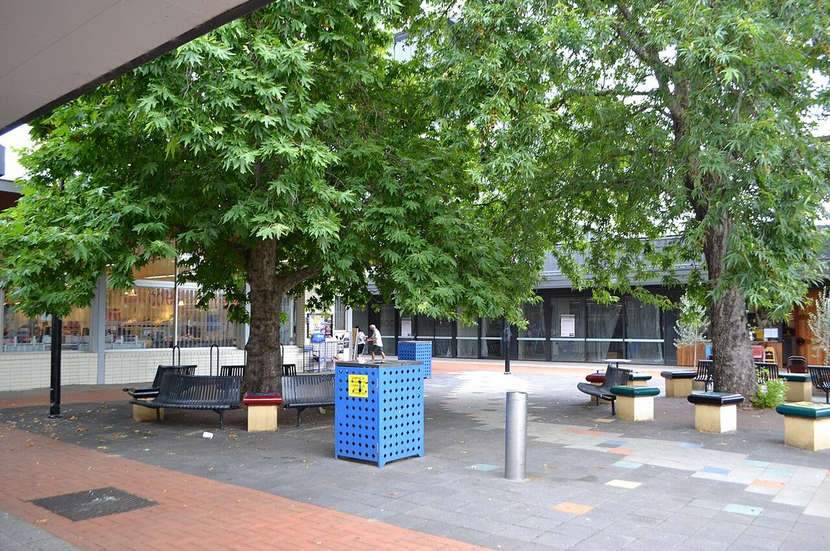 saveneutralbay's tweet image. 4. And what would the public get?
A rectangle of concrete with a few park benches called a "plaza" (same as is there now minus the free parking). Possibly similar to the one in Curtin ACT below (Coles is on the left).             .../5