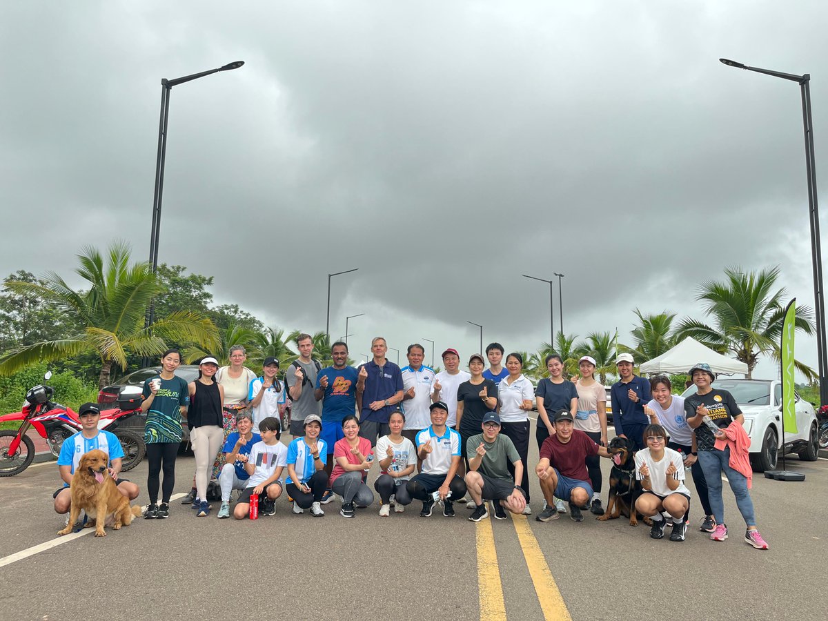 WR_LaoPDR's tweet image. 2 laps around That Luang Lake - what a great way to start the day!
Thanks to the staff association’s fantastic initiative 🙏
Big 👏🏼 to all the runners for walking the talk and celebrating our shared commitment to get moving for health.