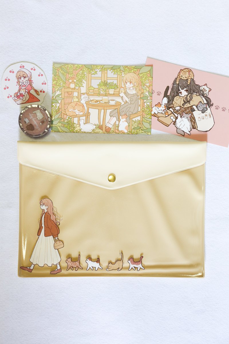k_tsu_815's tweet image. 先日のデザフェスで猫乃なこさんのグッズを購入しました🐈️
クリアケースのイラスト、ネコさんが後ろからついてくるのがとても微笑ましいです。
@necono_naco