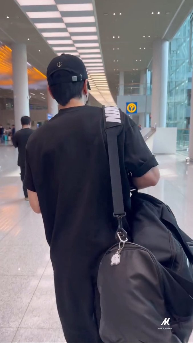 팬들이 제발 엠디 달라고 할때 조용히 스포하고 있던 남자 앙큼해서 미치겠음