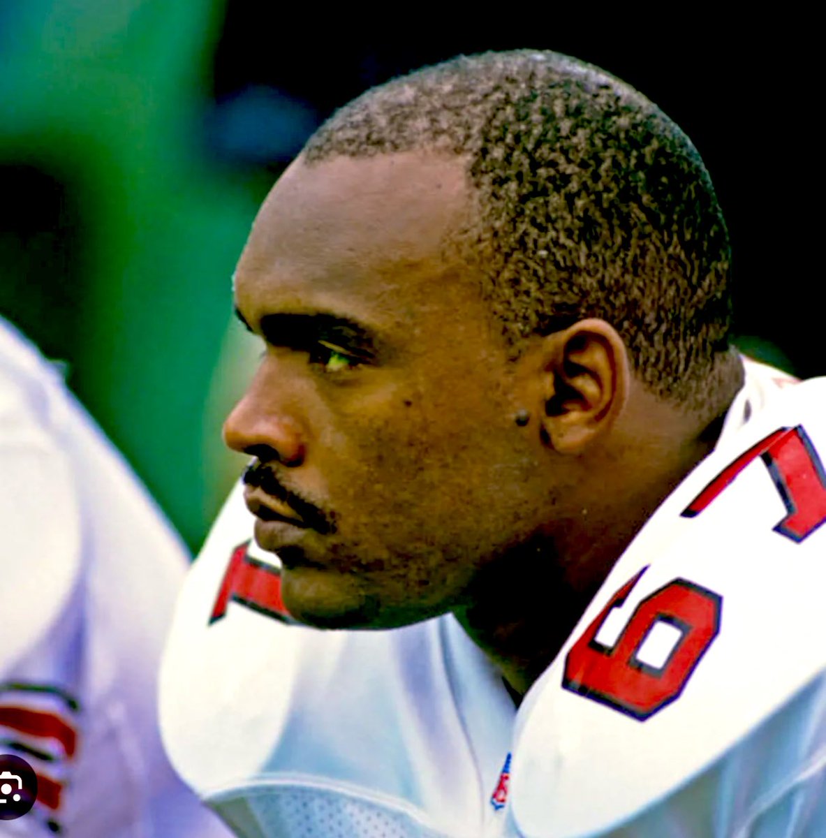 KevinMcCabe987's tweet image. My heart aches tonight, learning that former Arizona Cardinal star OL Luis Sharpe has died. An NFL Pro Bowler, who struggled with demons, alcohol and drugs, had been clean and sober for years. He died peacefully of heart failure. Godspeed my friend ❤️🙏#UCLA