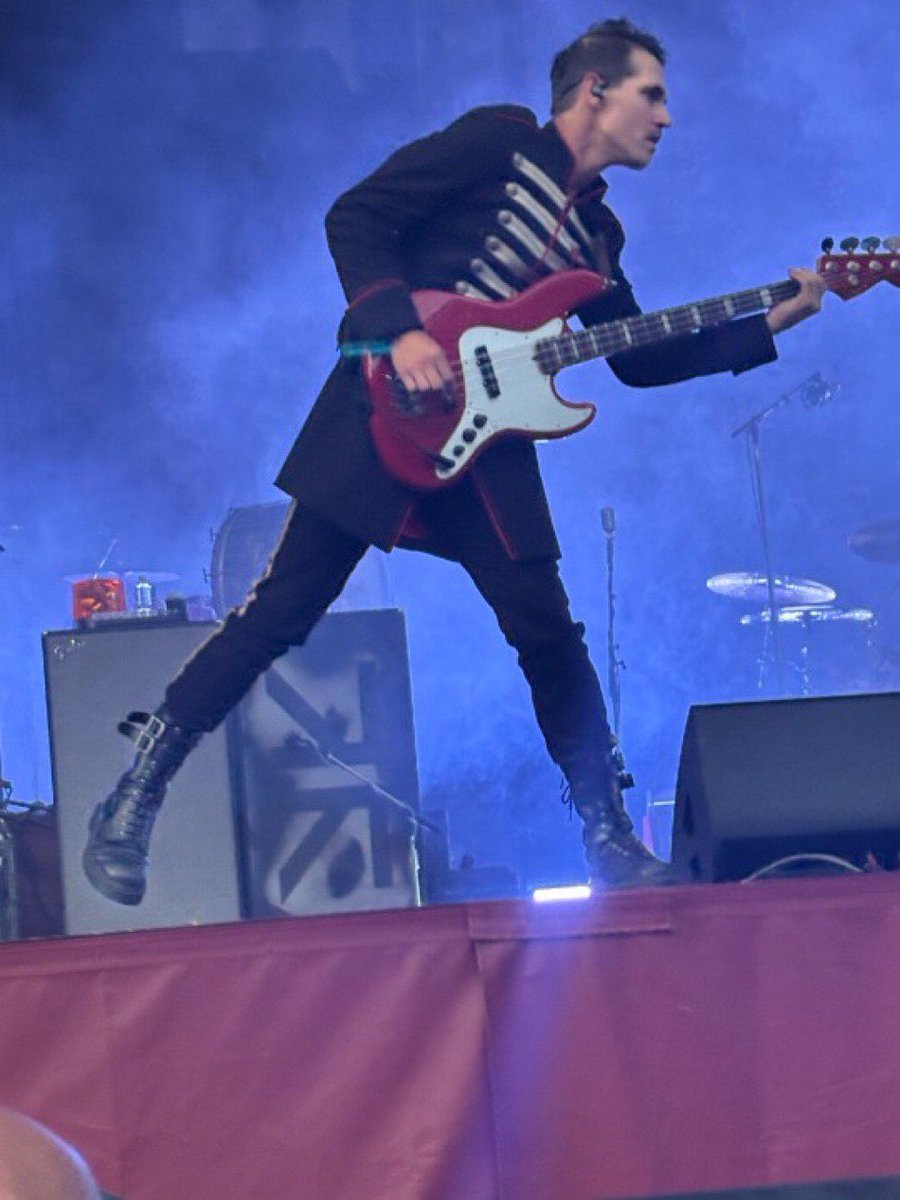 ieroklaus's tweet image. MIKEY WAY GOTH GIRL BOOTS ARE BACK OH MY FUCKING GOD