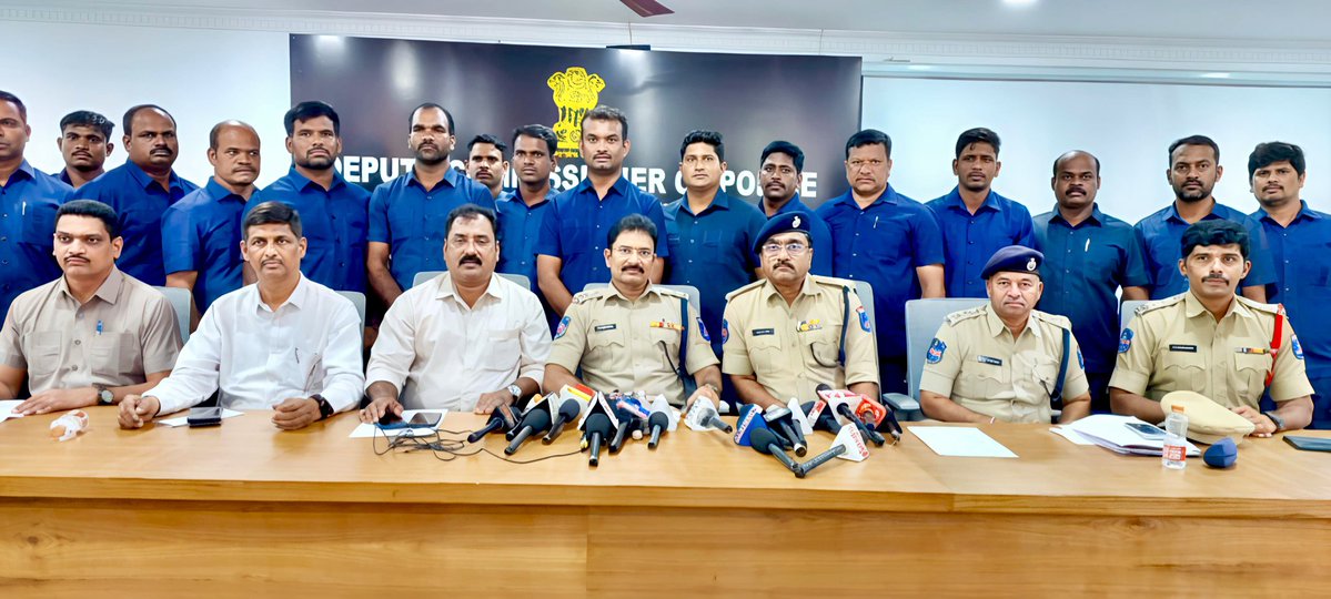 cyberabadpolice's tweet image. Upon receiving a credible information, the staff of @psrjnr_cyb & SOT Rajendranagar Zone Team Near Exit No. 17 of the ORR Toll at Rajendranagar, identified & intercepted two cars, and apprehended the inter-state ganja suppliers gang.