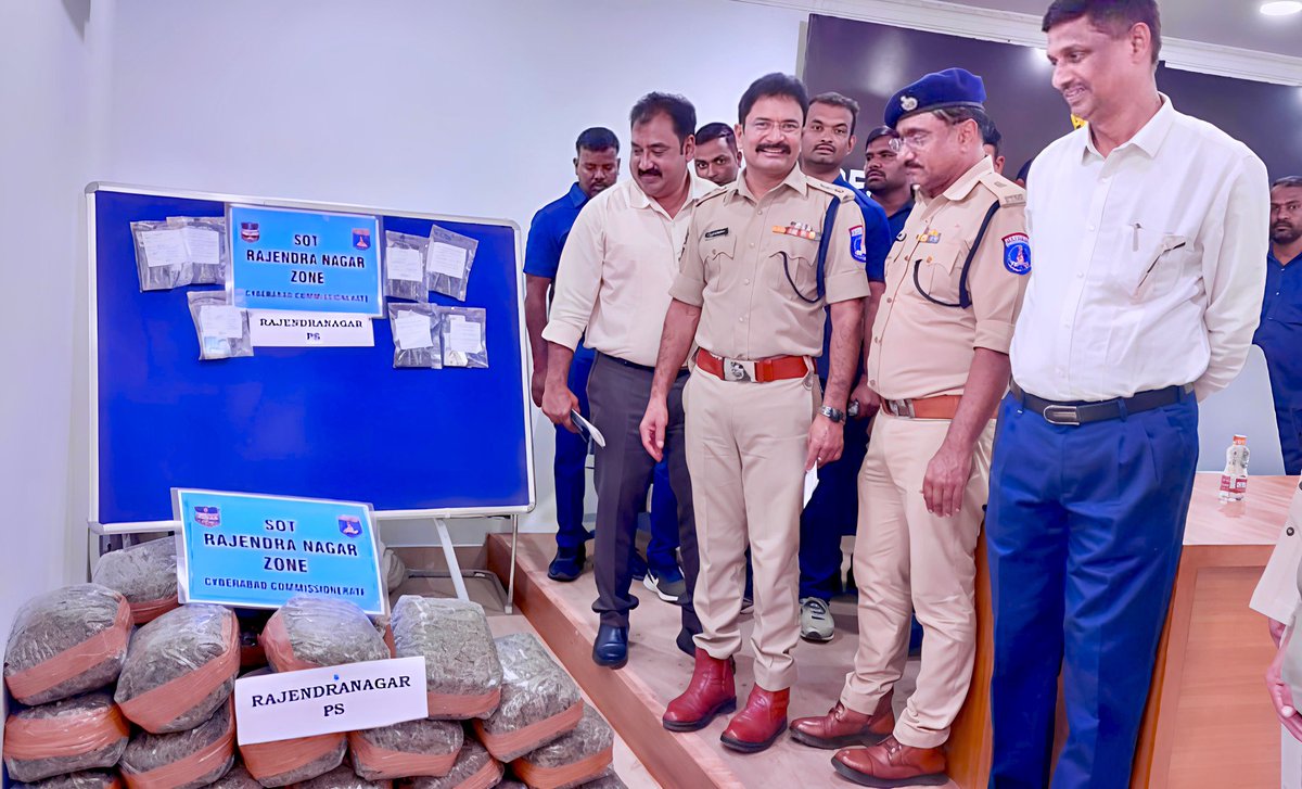 cyberabadpolice's tweet image. Upon receiving a credible information, the staff of @psrjnr_cyb & SOT Rajendranagar Zone Team Near Exit No. 17 of the ORR Toll at Rajendranagar, identified & intercepted two cars, and apprehended the inter-state ganja suppliers gang.