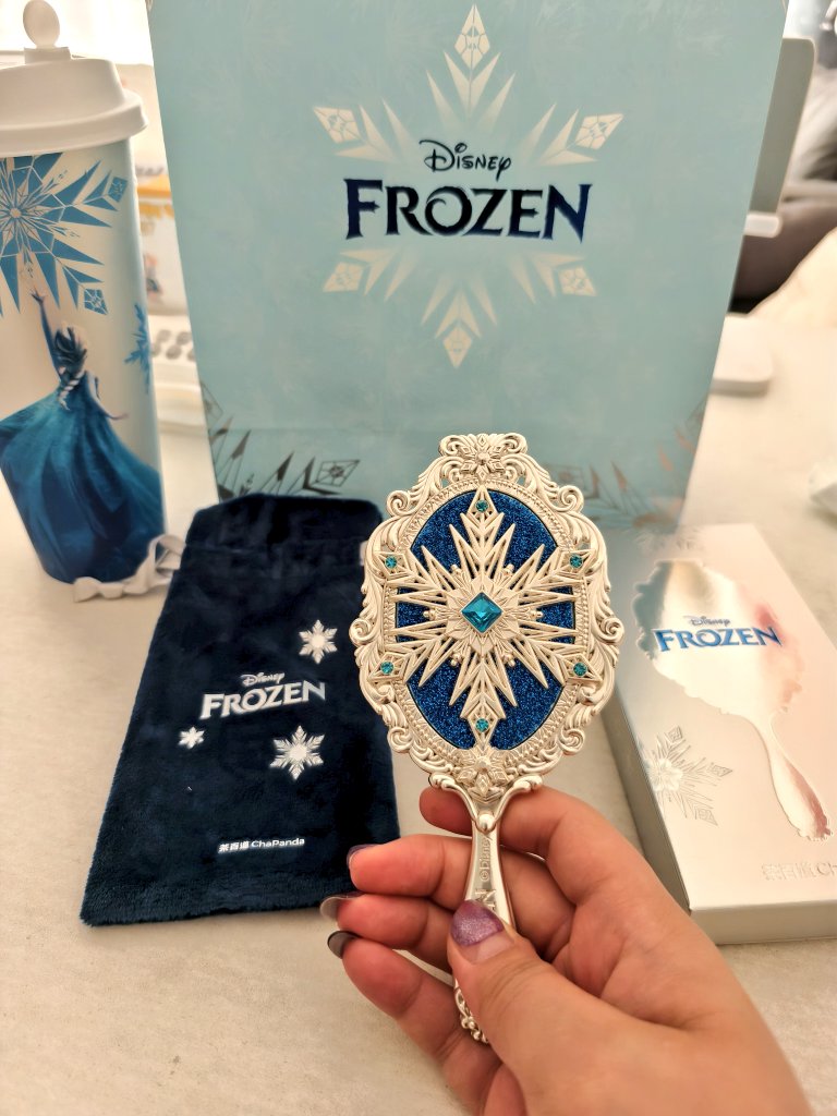 yuzurusuki1207's tweet photo. #FORZEN の美しいグッズと結弦くんグッズがピッタリ合っていると思います❄️❄️⛸️⛸️
#羽生結弦
#羽生結弦選手が今日も元気で幸せでありますように
結弦くん、毎日も応援するよ、大ーーーー好きです❤️🥰 https://t.co/rg7O7m1Igz