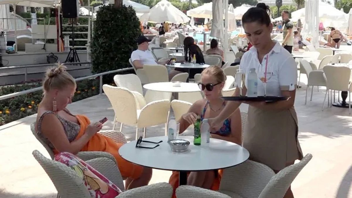 Emek düşmanlığıyla adım adım kölelik düzenine: Turizm işçisine ‘pranga’

7 günde en az 24 saat olan haftalık izin hakkı, turizm sektörü için 11 günde 24 saate çekildi. Turizm sektöründeki emekçilerin izin hakkı adeta gasp edildi. Hukukçu Dr. Özveri “100 yıllık mücadele ile elde