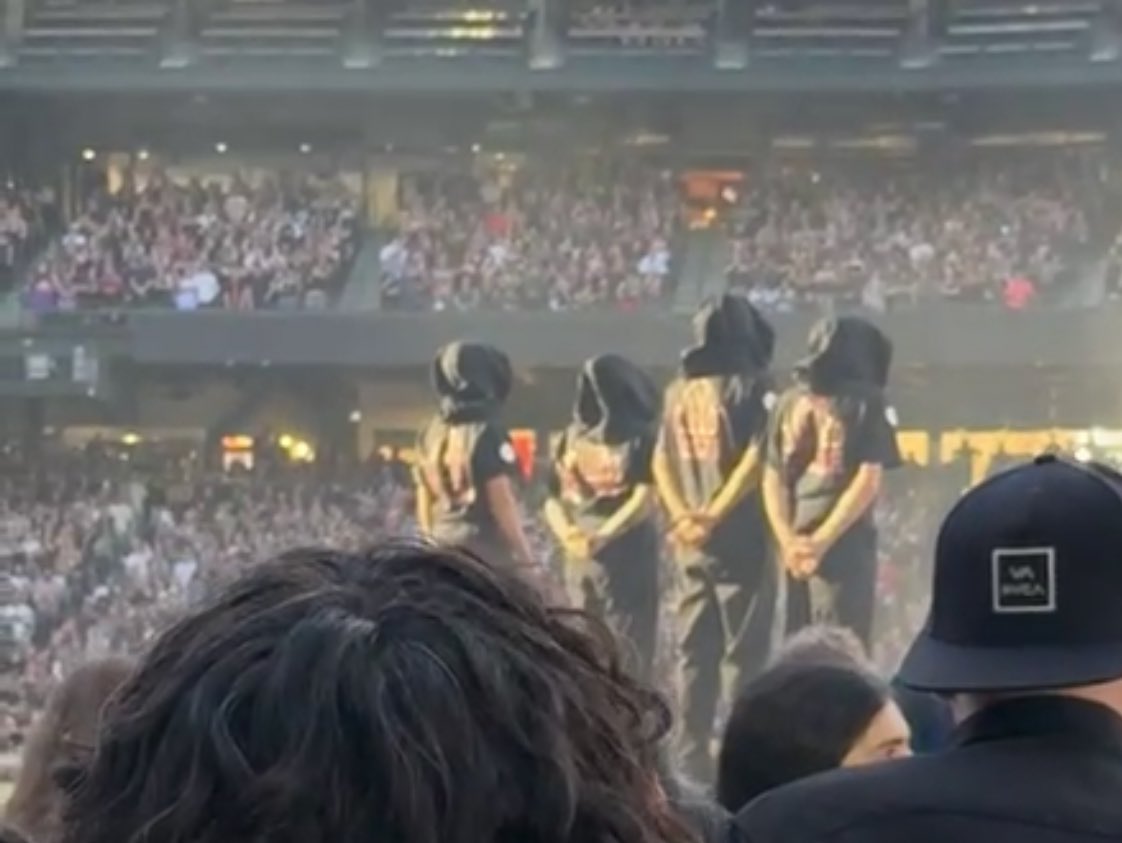 widowvalentines's tweet image. BREAKING: MCR JUST MURKED WEEZER