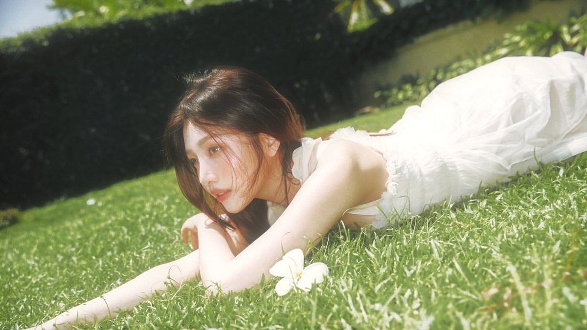 artzykoo's tweet image. LOVE SPLASH?!?!! yeah she’s about to give us the most refreshing, greenest, and joyful summer album ever 🍏🌊