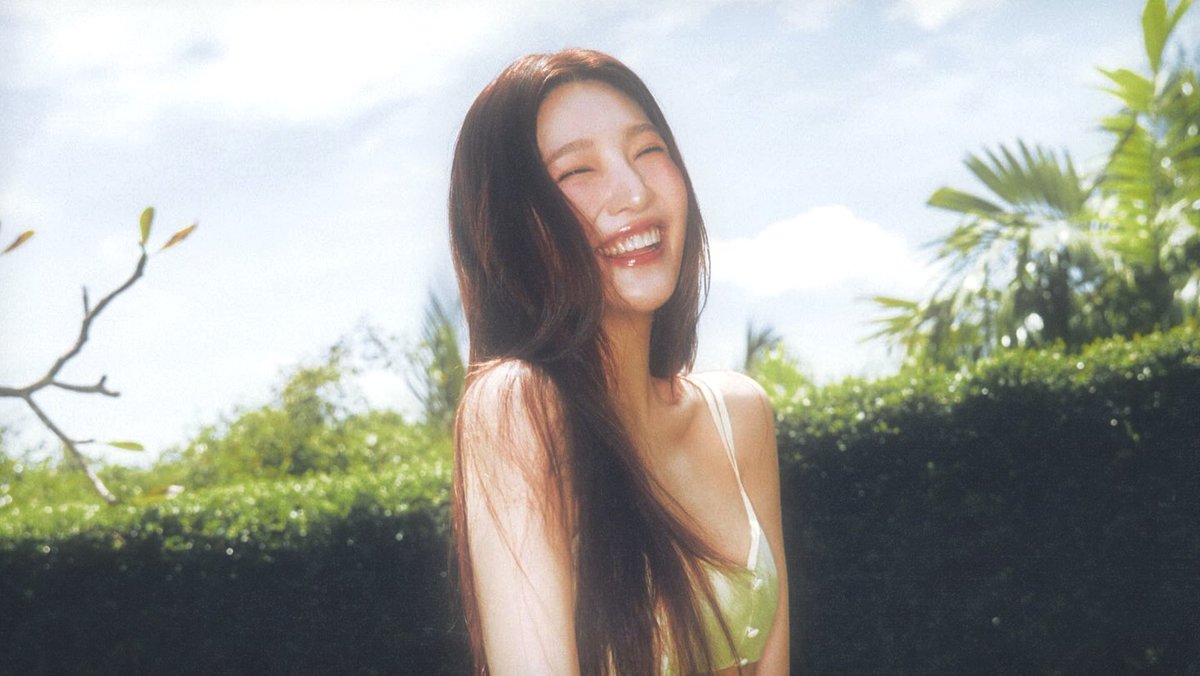 artzykoo's tweet image. LOVE SPLASH?!?!! yeah she’s about to give us the most refreshing, greenest, and joyful summer album ever 🍏🌊