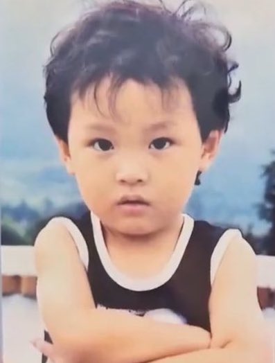 my25thofaugust's tweet image. same behavior, same pose, just a bit mature now 🤏🏼