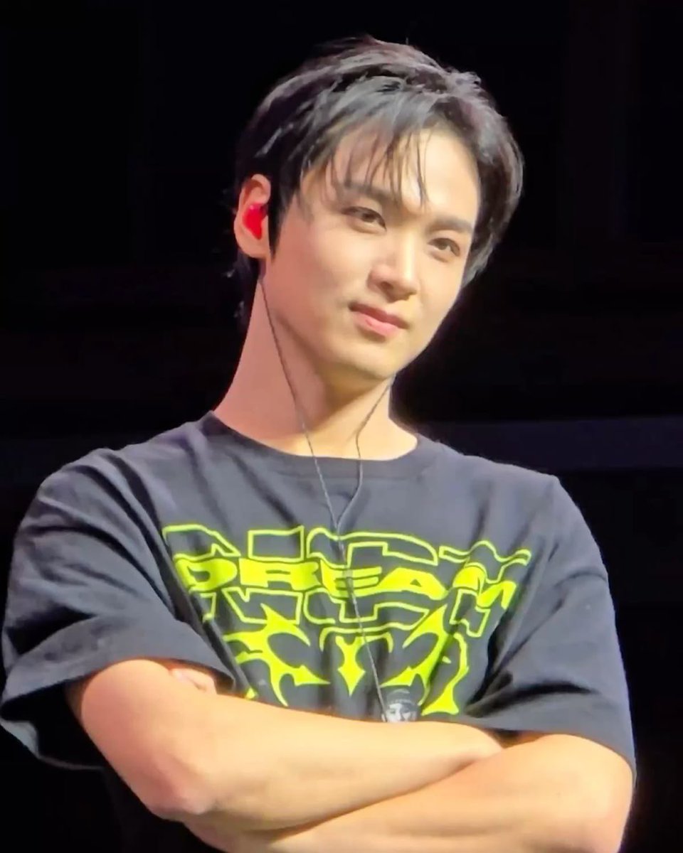 my25thofaugust's tweet image. same behavior, same pose, just a bit mature now 🤏🏼