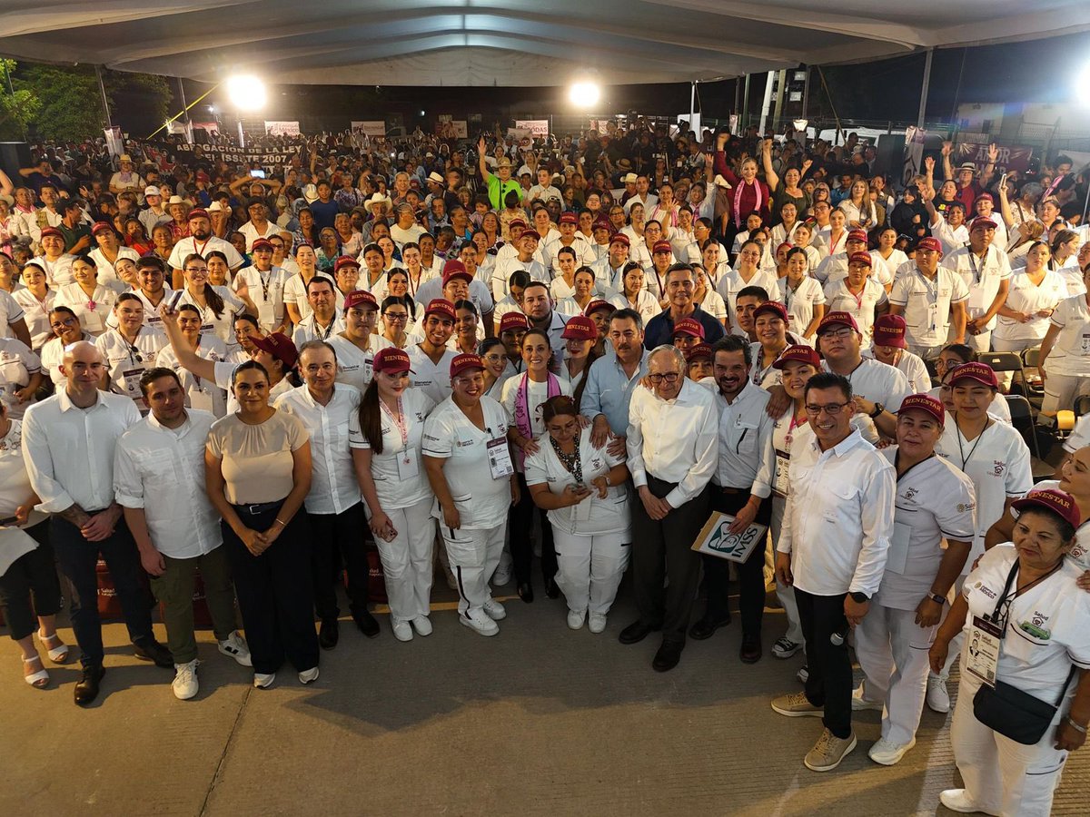 AlfonsoDurazo's tweet photo. Junto a nuestra querida Presidenta @Claudiashein, hoy en Ciudad Obregón presentamos el modelo histórico de Salud Casa por Casa para acercar servicios médicos directamente a quienes más lo necesitan.

Así se transforma Sonora con atención gratuita, digna y cercana a nuestras familias.

#PresidentaEnSonora