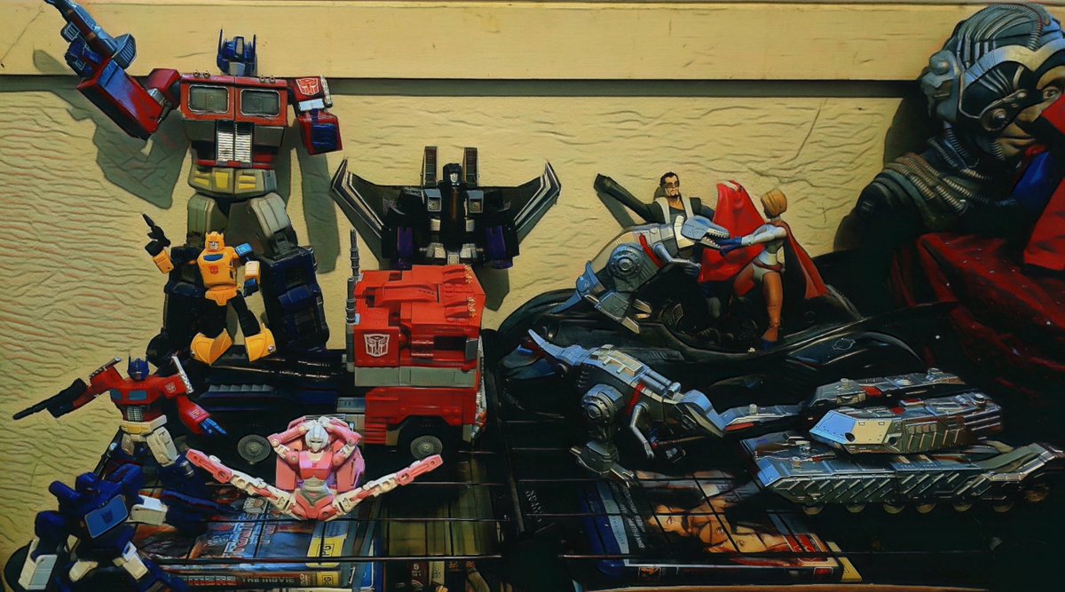 #Shelf #G1 #Transformers #OptimusPrime #LEGO #Takara #Yolopark 
Been collecting the Yolopark mystery G1 boxes.. only one i dont have now is Megatron..
Have
3 X Optimus
4 X Soundwave
1 X Starscream 
1 X Bumblebee 

If anyone has a Megatron double id swap 4 an optimus &amp; soundwave