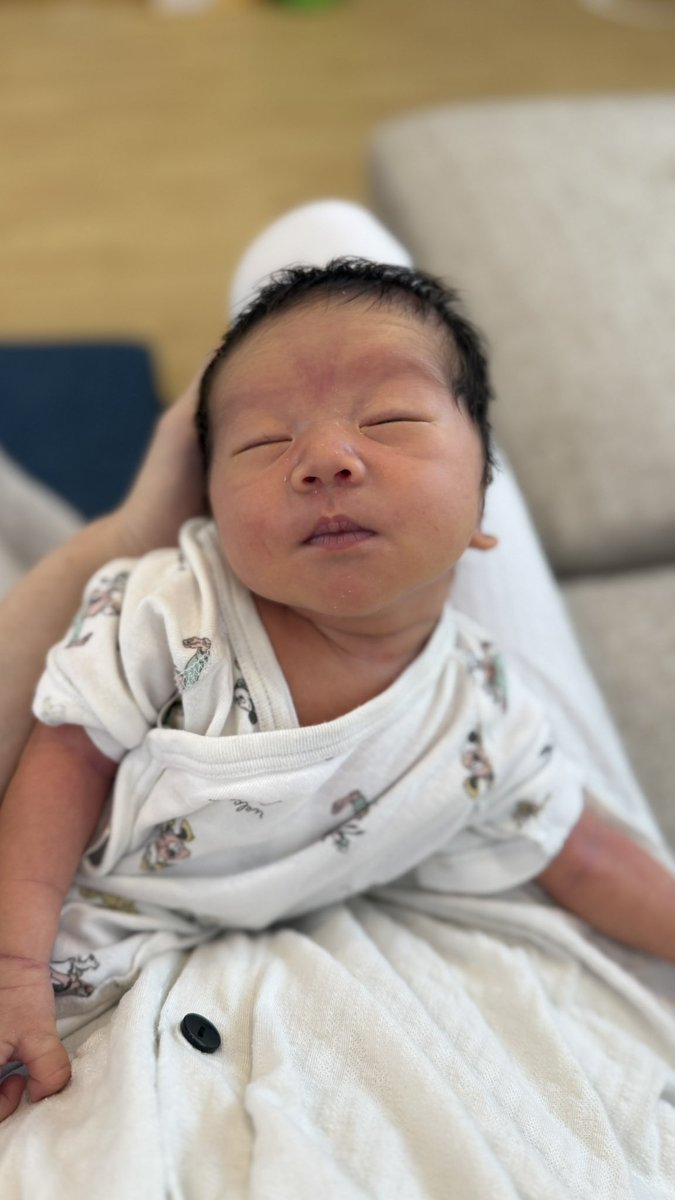 sakuraaa_4evern's tweet photo. 5年ぶりの出産。
この小さなほっぺに
上の子たちの赤ちゃんの頃が重なって、
胸の奥がじんわりあたたかくなった。

おかえり。
いや、
はじめまして。

ようこそ、この世界へ。
#新生児 https://t.co/30Lauh2f6N