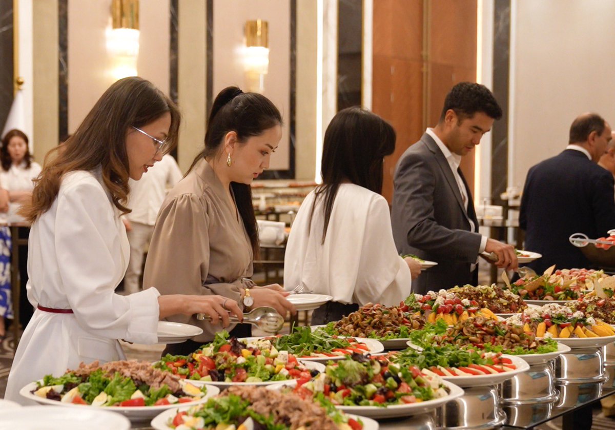 پنځه ورځې مخکې می له مختلفو مراجعو څخه د هغو افغان محصلینو د ستونزو په اړه معلومات ترلاسه کړل چی دا مهال د قرغیزستان په پلازمېنه بشکیک کې د مرکزي آسیا په امریکايي پوهنتون کې په زده کړو بوخت دي.

د معلوماتو پربڼسټ، ۹۵ کسه محصلین چې نجونې او هلکان دي او په بېلابېلو برخو کې د لیسانس