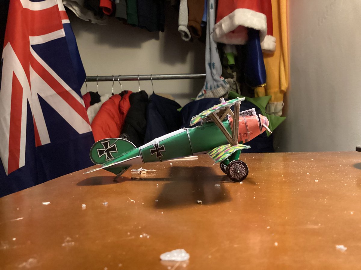 Fobos_9's tweet image. I like papercraft… and airplanes :3