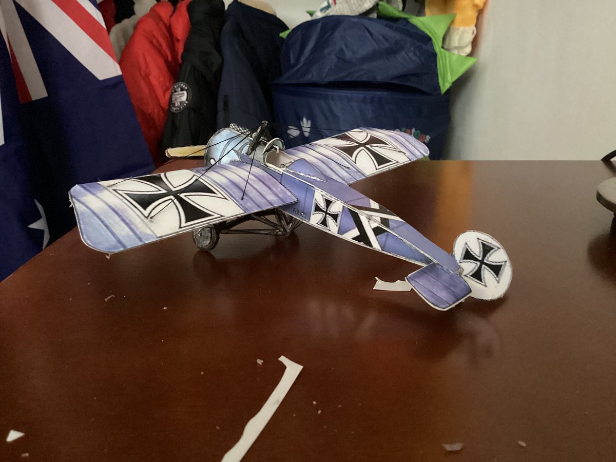 Fobos_9's tweet image. I like papercraft… and airplanes :3