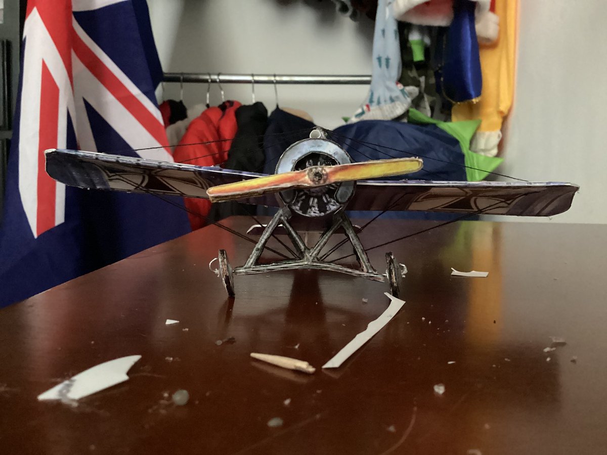 Fobos_9's tweet image. I like papercraft… and airplanes :3