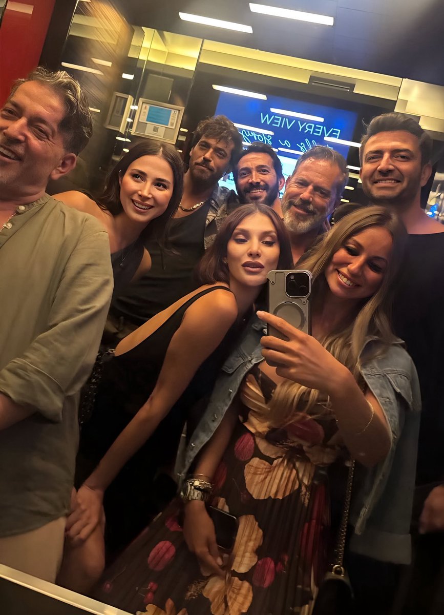 CanYamanNewsInt's tweet photo. ♦️#CanYaman with his friends and managers having great evening out in Istanbul, Turkey 🇹🇷 https://t.co/RiV1h0rjzv