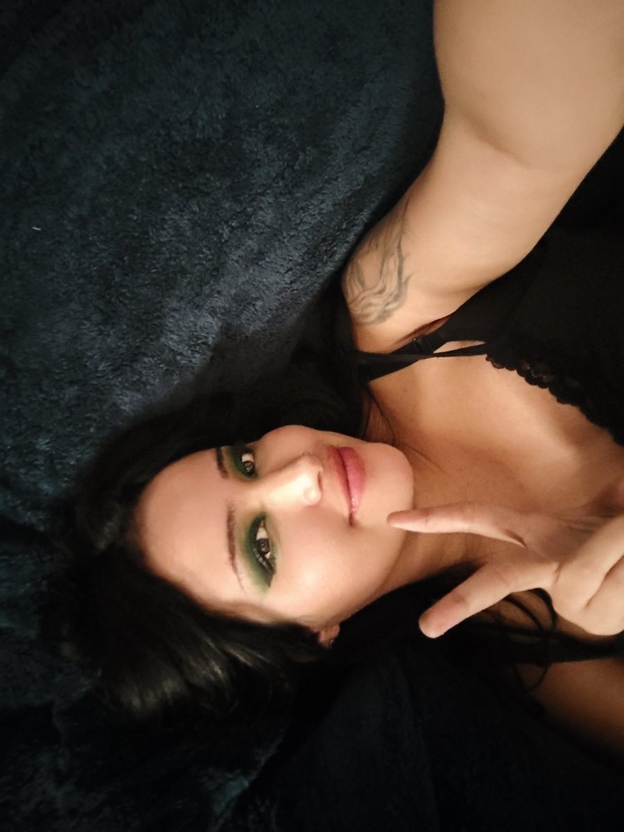 Green makeup slaysss also ignore my fucked up fingers