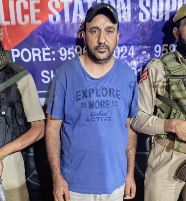 Sopore Police (@soporepolice) on Twitter photo Sopore Police arrest one Shahzad Ahmad Dar for extorting by falsely claiming Police links. Public is advised not to fall for such touts. Report any such case to the nearest Police Station or DPO Sopore.
#ZeroTolerance
<a href="/JmuKmrPolice/">J&K Police</a> <a href="/KashmirPolice/">Kashmir Zone Police</a> <a href="/DIGBaramulla/">DIG of Police NKR Baramulla</a> <a href="/IftkharTalib/">Iftkhar Talib</a> Sopore Police arrest one Shahzad Ahmad Dar for extorting by falsely claiming Police links. Public is advised not to fall for such touts. Report any such case to the nearest Police Station or DPO Sopore.
#ZeroTolerance
<a href="/JmuKmrPolice/">J&K Police</a> <a href="/KashmirPolice/">Kashmir Zone Police</a> <a href="/DIGBaramulla/">DIG of Police NKR Baramulla</a> <a href="/IftkharTalib/">Iftkhar Talib</a>