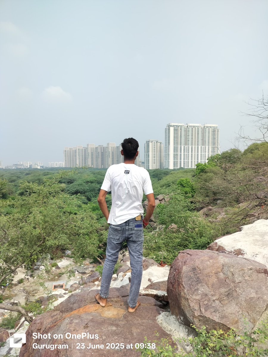 अगर इस देश में आरक्षण न होता तो इस देश से भी सैंकड़ों आइंस्टीन और न्यूटन निकलते।
इस देश का न जानें कितना टैलेंट यहां आरक्षण के बोझ तले दबकर दम तोड़ गया।