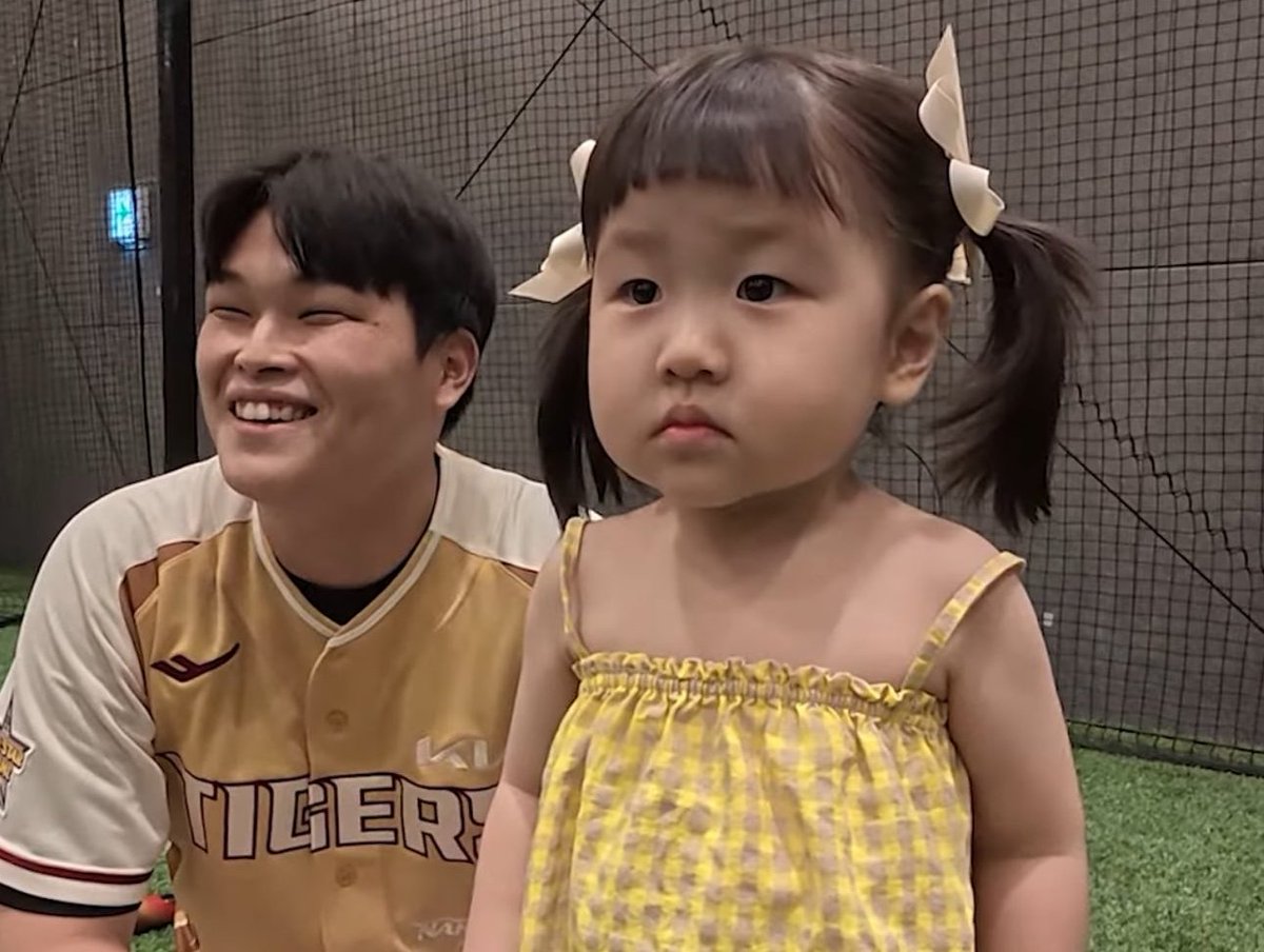 기아타이거즈 선수단을 바라보는 박새얀 감독과 그녀의 수석 코치 최지민