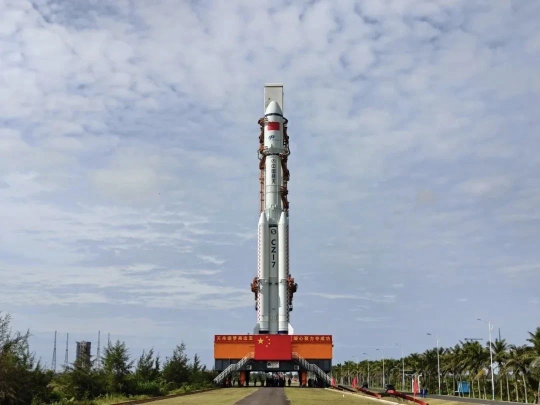 AJ_FI's tweet image. Tianzhou-9: A Long March 7 rocket was rolled out at Wenchang today in preparation for launching the next cargo mission to Tiangong. Launch ~21:40 UTC on July 14 (0540 Beijing time, July 15) mp.weixin.qq.com/s/xgG9X4RLo-jn…
