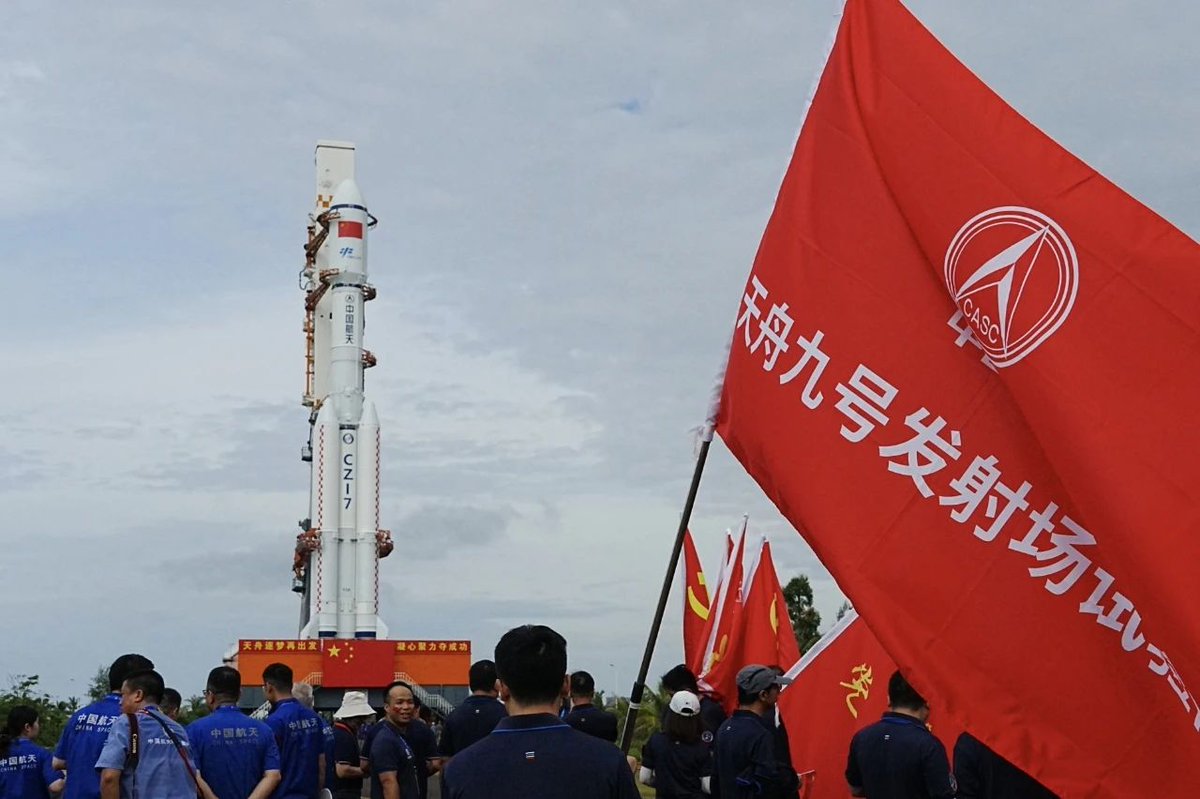 AJ_FI's tweet image. Tianzhou-9: A Long March 7 rocket was rolled out at Wenchang today in preparation for launching the next cargo mission to Tiangong. Launch ~21:40 UTC on July 14 (0540 Beijing time, July 15) mp.weixin.qq.com/s/xgG9X4RLo-jn…