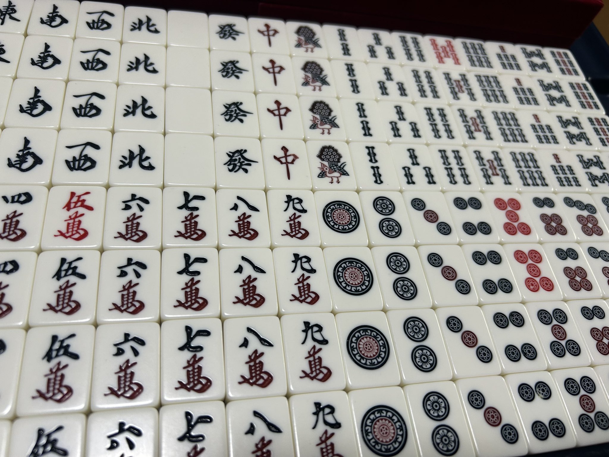 【お値下げ中】定価4万円ほど　麻雀牌　若干傷あり お値下げ中】定価4ほど 麻雀牌 若干傷あり 麻雀